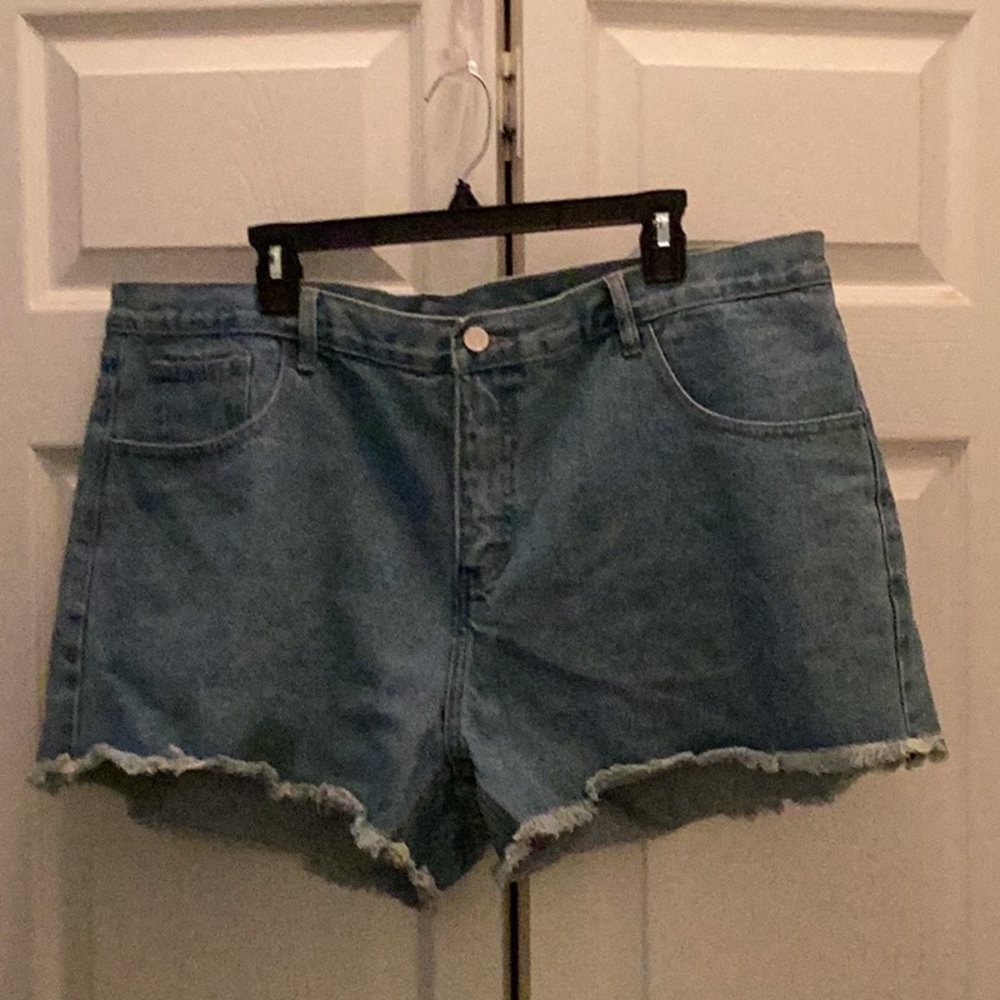 🦋NWOT Fun Dent Z Denim Shorts 1XLG Closet Must Have 🦋